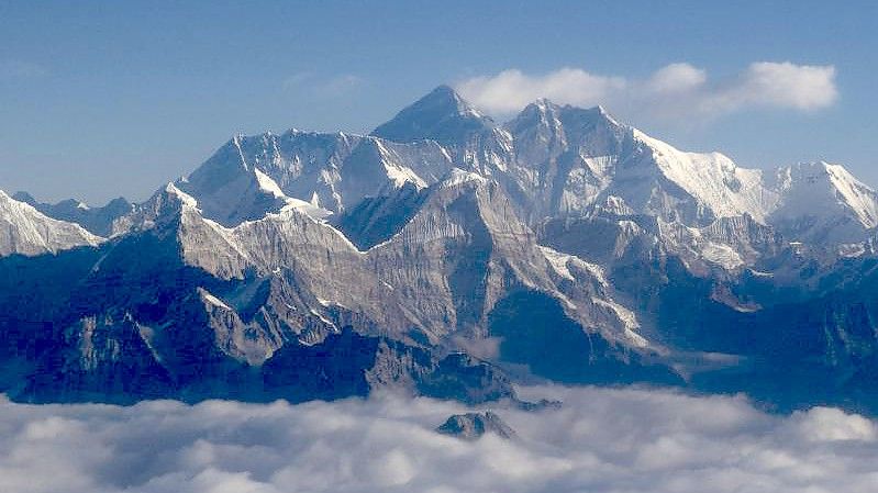 Das Himalaya-Gebirge zieht Extremsportler aus der ganzen Welt an. Hier steht mit dem Mount Everest (im Bild) auch der höchste Berg der Welt. Foto: Aryan Dhimal/ZUMA Wire/dpa