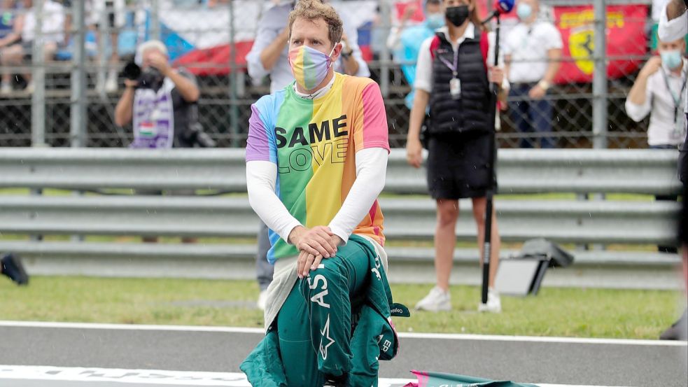 Beim großen Preis von Ungarn kniete Sebastian Vettel nieder, um für die Black-Lives-Matter-Bewegung und die Rechte der LGBT-Community zu demonstrieren. Foto: dpa/AP/Florion Goga