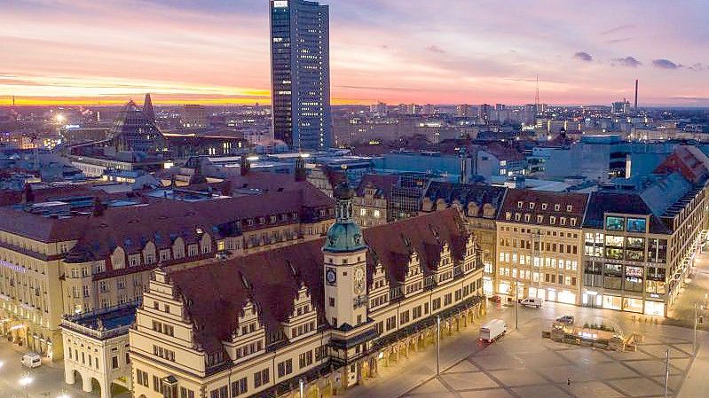 Der Leipziger Marktplatz - im Vordergrund das Alte Rathaus. Foto: Jan Woitas/dpa-Zentralbild/dpa