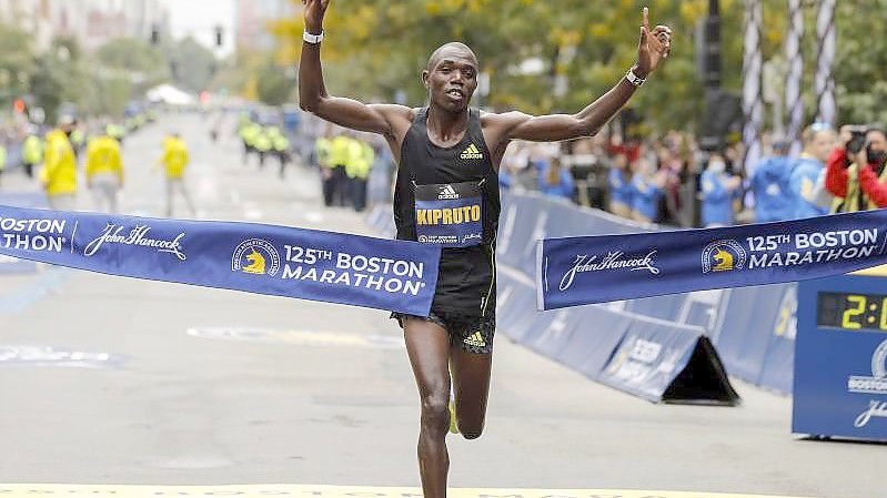 Landsfrau Diana Kipyogei gewann den Wettbewerb der Frauen in 2:24:45 Stunden. Foto: Winslow Townson/AP/dpa