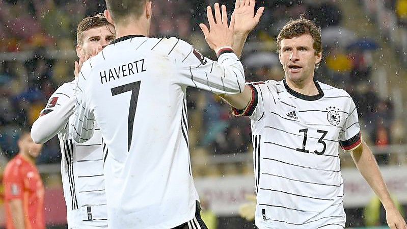 Torschütze Kai Havertz (M) freut sich mit Teamkollegen Thomas Müller (r) und Timo Werner über sein Tor zur deutschen Führung. Foto: Federico Gambarini/dpa