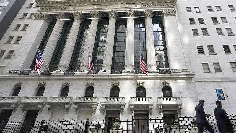 Fußgänger gehen an der New Yorker Börse in New Yorks Financial District vorbei. (Archivbild). Foto: Mary Altaffer/AP/dpa