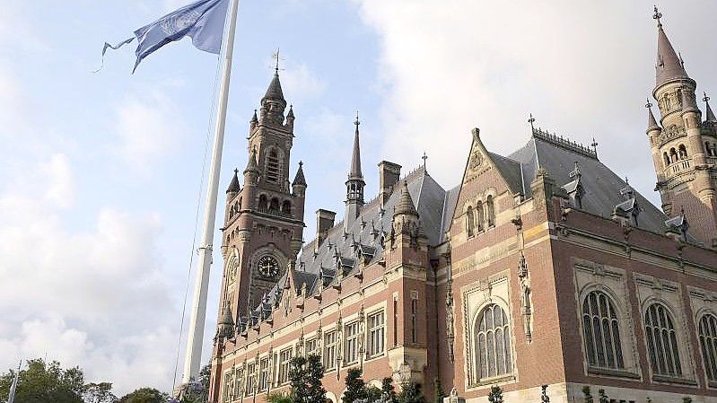 Die Flagge der Vereinten Nationen weht im Wind vor dem Internationalen Gerichtshof in Den Haag. Im Grenzkonflikt zwischen Somalia und Kenia hat der Internationale Gerichtshof die Meeresgrenze zwischen beiden afrikanischen Staaten neu bestimmt. Foto: Mike Corder/AP/dpa