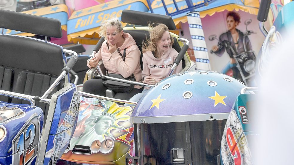 Geht es nach den Schaustellern, drehen sich ab kommendem Donnerstag wieder die Karussells wie hier in Emden. Foto: Ortgies/Archiv