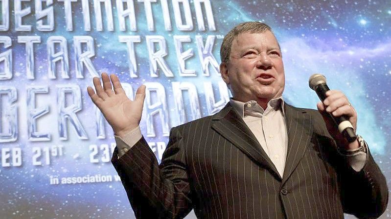 Mit 90 Jahres endlich ins echte All: William Shatner ist nun der älteste je ins All gereiste Mensch. Foto: -/Blue Origin via AP/dpa