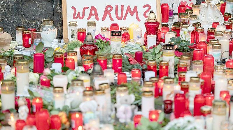 Vor der Porta Nigra haben Menschen zum Gedenken an die Opfer der Amokfahrt vom 01.12.2020 Kerzen aufgestellt. Foto: Oliver Dietze/dpa