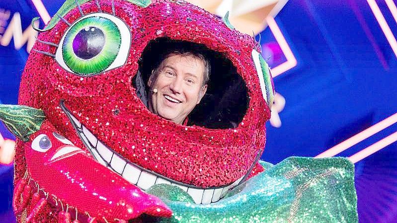 Jens Riewa als „Die Chili“ in der Prosieben-Show „The Masked Singer“. Foto: Rolf Vennenbernd/dpa