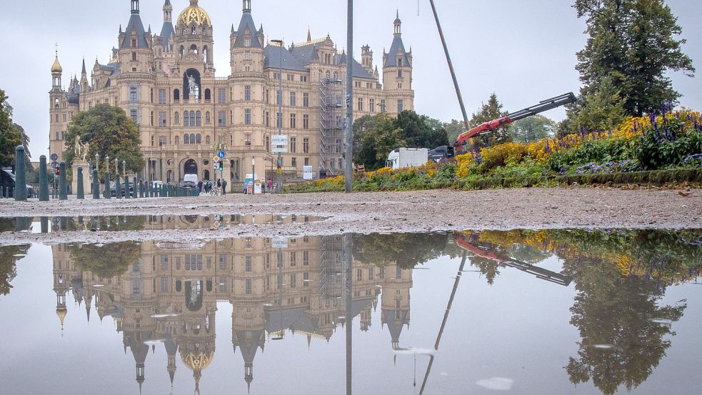 Im Landtag MV schlagen die Wellen hoch. Jetzt äußern sich SPD, CDU und Linke. Foto: Jens Büttner/dpa