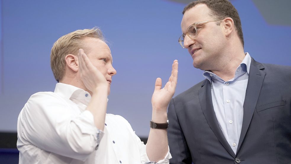 Gesundheitsminister Jens Spahn wird auf dem Deutschlandtag der Jungen Union (JU) von JU-Chef Tilman Kuban empfangen. Foto: imago images/Political-Moments