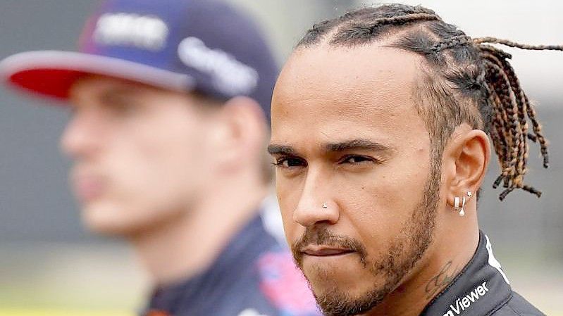 Will mit seinem sechsten Sieg in Austin wieder an Max Verstappen (hinten) vorbeiziehen: Lewis Hamilton. Foto: Tim Goode/PA Wire/dpa