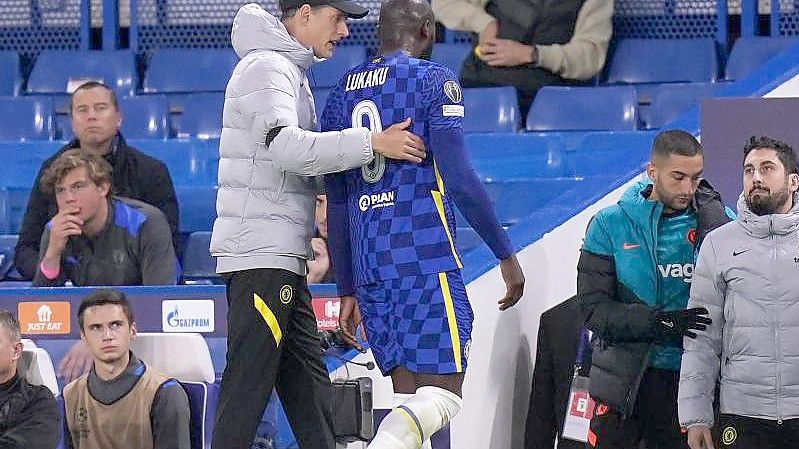 Trainer Thomas Tuchel tröstet Romelu Lukaku nach dessen Verletzung. Foto: Adam Davy/PA Wire/dpa