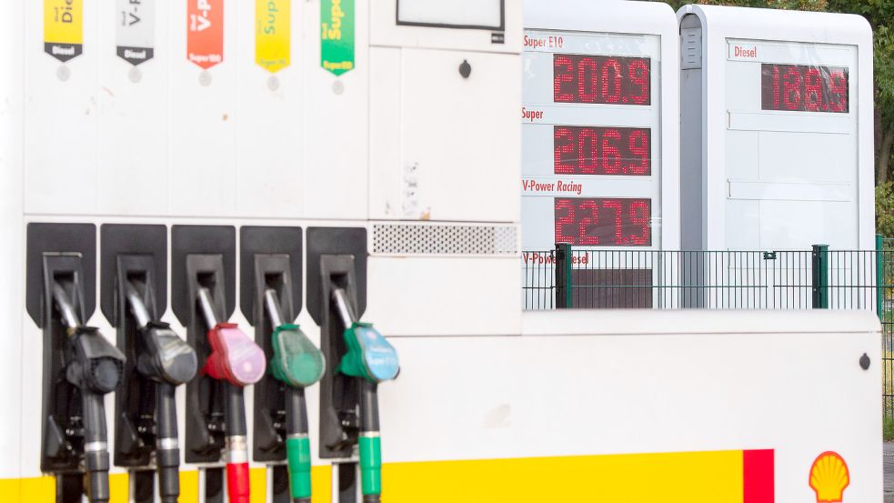 Die Fahrt zur Tankstelle wird für Millionen Autofahrer von Woche zu Woche schmerzhafter. Diesel ist in Deutschland inzwischen so teuer wie noch nie. Foto: Stratenschulte/dpa