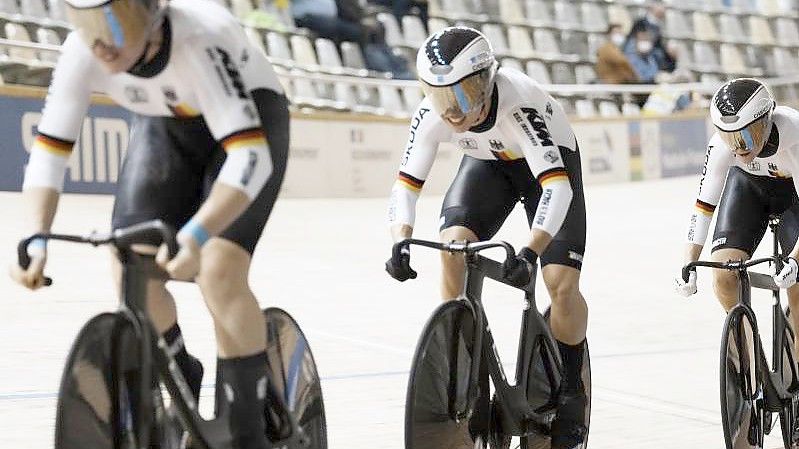 Sorgten für Gold in Roubaix: Lea Sophie Friedrich, Pauline Grabosch und Emma Hinze. Foto: Thibault Camus/AP/dpa