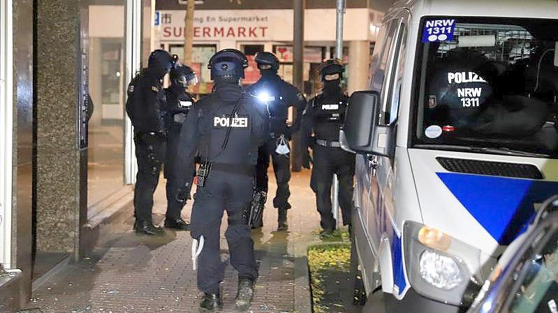 Großrazzia in Gelsenkirchen. Bei einem großen Einsatz gegen die Drogenkriminalität hat die Polizei in NRW insgesamt elf Objekte in mehreren Städten durchsucht. Foto: Justin Brosch/dpa