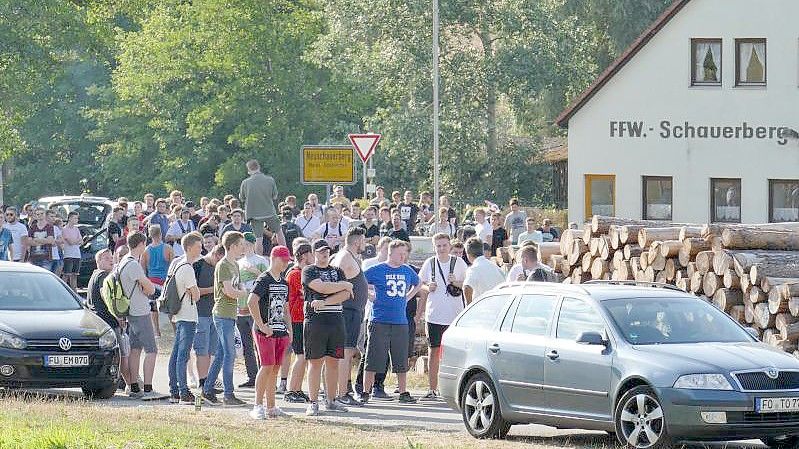 Teilnehmer einer Hass-Demo gegen den Youtuber „Drachenlord“. (Archivbild). Foto: David Oßwald/NEWS5/dpa