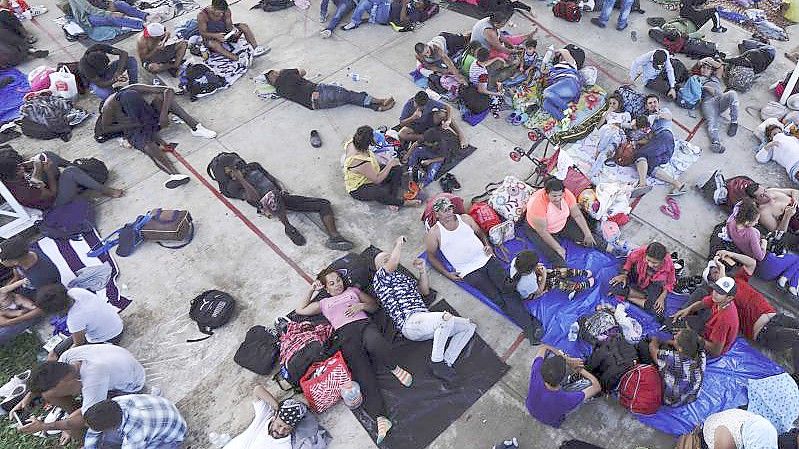 Migranten, vor allem aus Mittelamerika, die auf dem Weg nach Norden sind, machen in der Gemeinde Alvaro Obregon in Tapachula im mexikanischen Bundesstaat Chiapas eine Pause. Foto: Marco Ugarte/AP/dpa