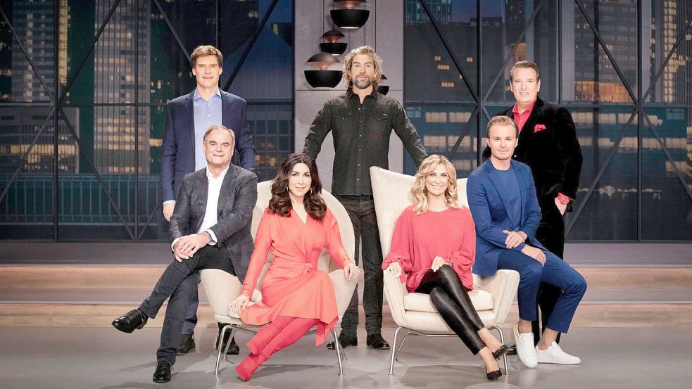 Die „Löwen“. Hinten von links: Carsten Maschmeyer, Nils Glagau, Ralf Dümmel. Vorne: Georg Kofler, Judith Williams, Dagmar Wöhrl, Nico Rosberg. Foto: TVNOW / Bernd-Michael Maurer