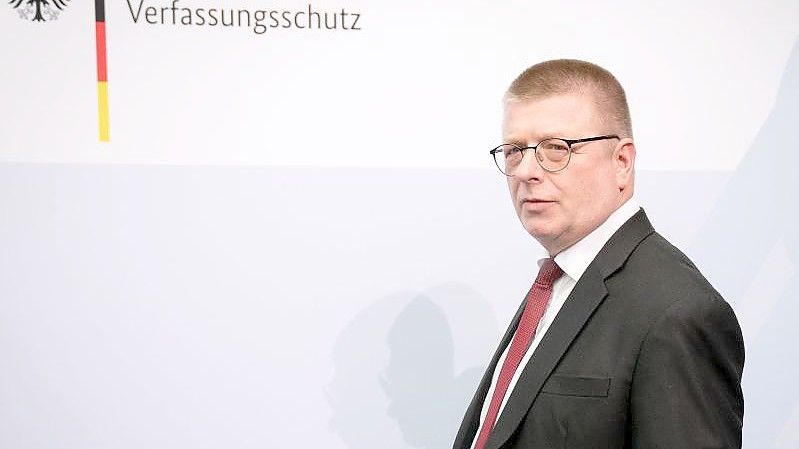 Thomas Haldenwang (v.l.), Präsident des Bundesamtes für Verfassungsschutz, Martina Rosenberg, Präsidentin des Bundesamtes für den Militärischen Abschirmdienst, und Bruno Kahl, Präsident des Bundesnachrichtendienstes in Berlin. Foto: Fabian Sommer/dpa