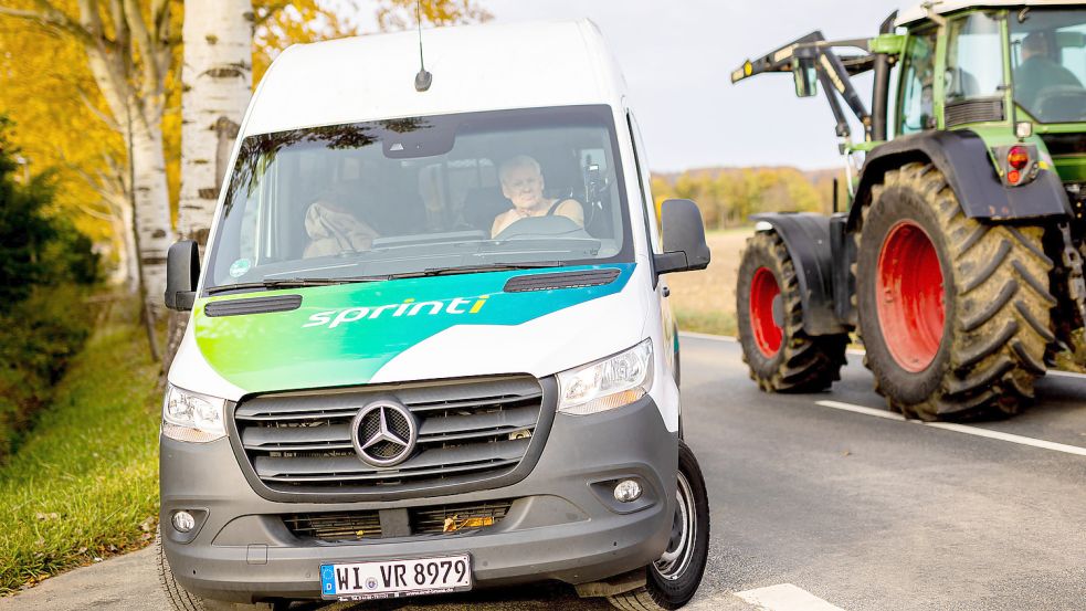 In der Region Hannover ist seit Juni der sogenannte Sprinti unterwegs. Die Idee hinter dem Konzept: Ein flexibleres Angebot am Vormittag und Mittag, zwischen den großen Fahrgastaufkommen am Morgen und Nachmittag, wenn die Schul- und Berufspendler unterwegs sind. Foto: Moritz Frankenberg/dpa