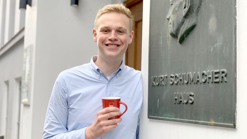 Der 24-jährige Jakob Blankenburg (SPD), hier vor dem Kurt-Schumacher-Haus in Hannover, ist der jüngste Wahlkreisabgeordnete in Deutschland. Foto: Lars Laue