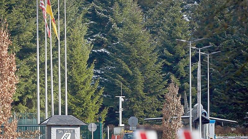 Die US-Flagge weht vor dem Haupteingang des Bundeswehr-Fliegerhorsts in Büchel (Rheinland-Pfalz). (Archivbild). Foto: Thomas Frey/dpa