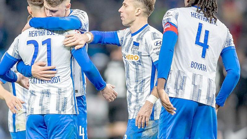 Herthas Marvin Plattenhardt (l-r), Anton Kade, Peter Pekarik und Dedryck Boyata. Foto: Andreas Gora/dpa