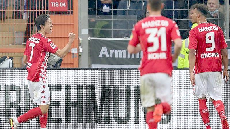 Jae-sung Lee (l) brachte Mainz in Bielefeld in Front. Foto: Friso Gentsch/dpa