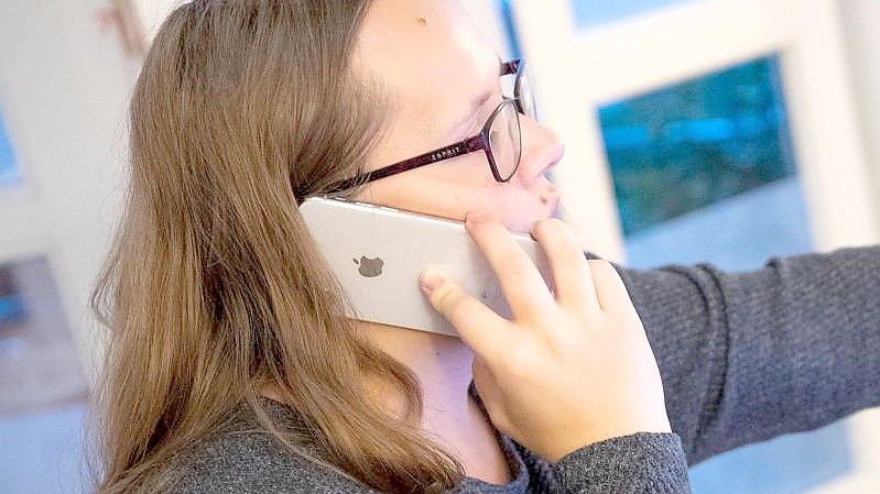 Eine Frau telefoniert mit ihrem Smartphone. Foto: Lino Mirgeler/dpa