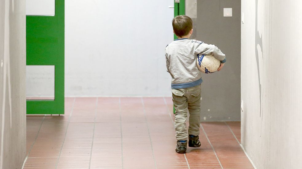 Dieser kleine Junge lebt in einem Heim. Für ihn wird eine Pflegefamilie gesucht. Foto: Ebner/dpa