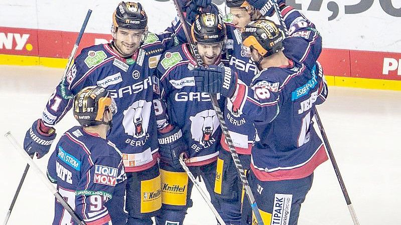 Die Eisbären feiern den dritten Heimerfolg. Foto: Andreas Gora/dpa/Archivbild