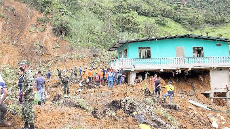 Rettungskräfte sind nach einem Erdrutsch im Südwesten Kolumbiens im Einsatz. Mindestens elf Menschen kamen bei dem Erdrutsch ums Leben, teilte der Katastrophenschutz des Landes mit. Foto: Leonardo Castro/colprensa/dpa