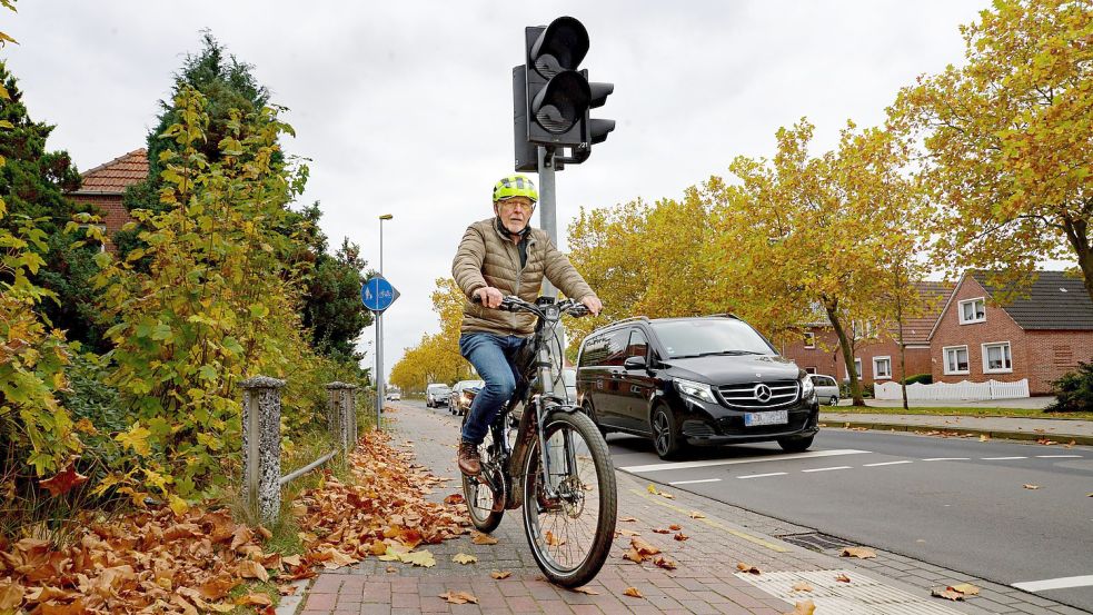 Hans-Hermann Joachim an der Fußgängerampel an der Kreuzung Dr.-Warsing-Straße / Kiefernstraße. Der Radweg ist schmal, die Ampel steht mitten auf dem Weg. Foto: Lüppen