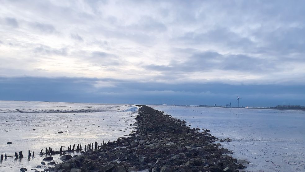 Der etwa zwölf Kilometer lange Geiseleitdamm schafft eine Abgrenzung zwischen Dollart und Ems. Das Bauwerk aus Steinen soll den Schlickeintrag in die Ems eindämmen. Foto: Gettkowski