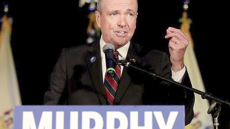 Phil Murphy, Gouverneur von New Jersey, ist Prognosen zufolge wiedergewählt worden. (Archivbild). Foto: Julio Cortez/AP/dpa