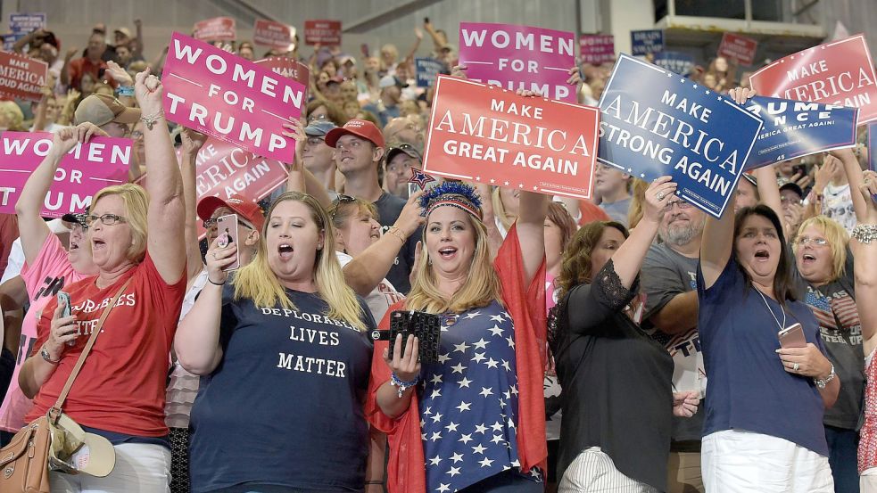 Im Donald Trumps Wahlkampf war besonders der Slogan „Make America Great Again“ beliebt. Nun rufen Trump-Anhänger „Let's Go Brandon“ und beleidigen damit Joe Biden. Foto: dpa/Susan Walsh