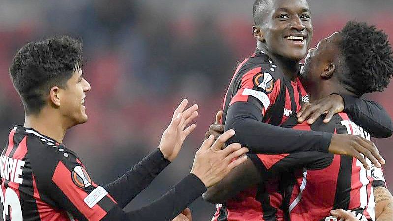 Leverkusen-Torschütze Moussa Diaby (M) feiert mit Edmond Tapsoba (r) und Piero Hincapie das 2:0. Foto: Marius Becker/dpa