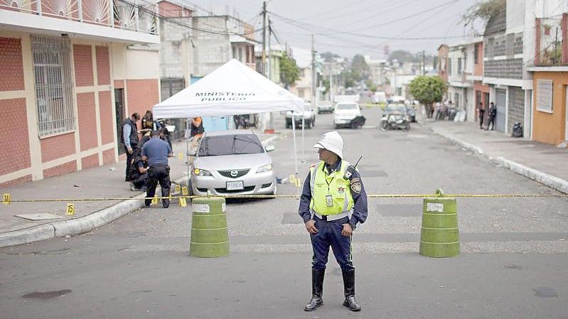 Ein Polizeibeamter sichert eine Straße ab. In Guatemala-Stadt gab es zuletzt eine Reihe von Raubüberfällen durch Bewaffnete auf Motorrädern. Foto: Saul Martinez/EFE/dpa