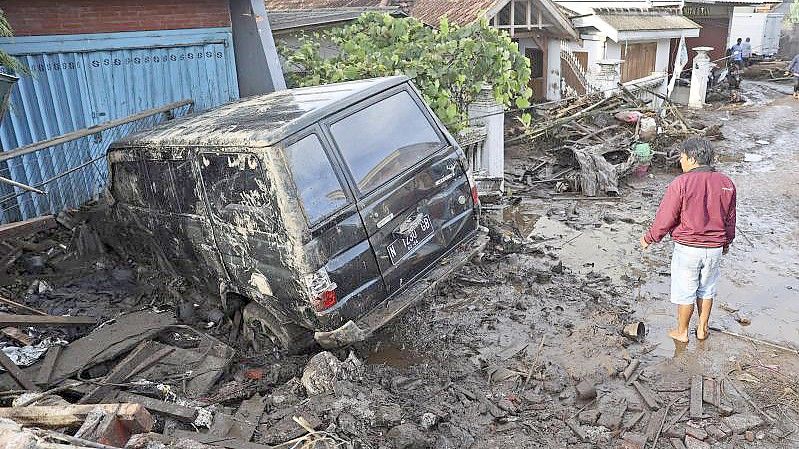 Nach schweren Regenfällen haben Sturzfluten in Indonesien Zerstörungen hinterlassen und mindestens fünf Menschen in den Tod gerissen. Foto: Trisnadi/AP/dpa