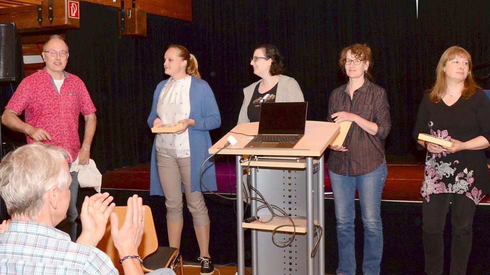 Süße Präsente überreichte Organisator Norbert Fiks am Ende an (von links) Theresa Hannig, Madeleine Puljic, Regine Bott (alias Kris Brynn) und Jacqueline Montemurri. Foto: Karin Eden