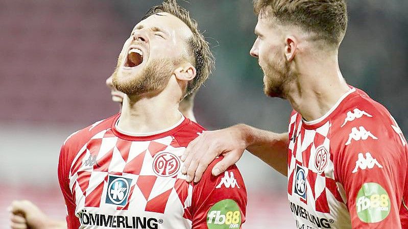 Torschütze Silvan Widmer (l) von Mainz jubelt über das Tor zum 1:1. Foto: Uwe Anspach/dpa