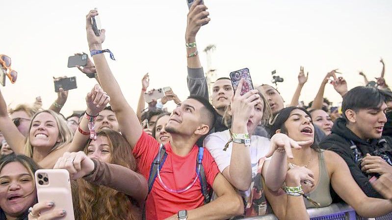 Festivalbesucher stehen dicht gedrängt hinter einer Absperrung beim Astroworld Festival in Houston. Foto: Jamaal Ellis/Houston Chronicle/AP/dpa