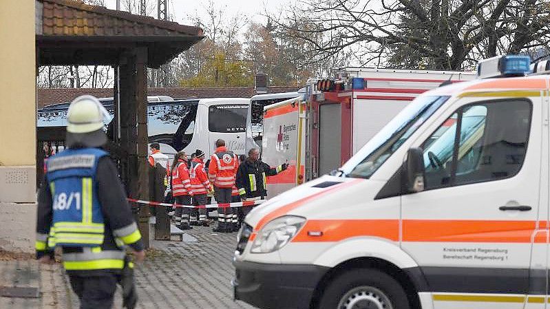 Einsatzkräfte vor der Gaststätte in Seubersdorf, in der die Bahnreisenden am Samstag kurzzeitig untergebracht wurden. Foto: Angelika Warmuth/dpa