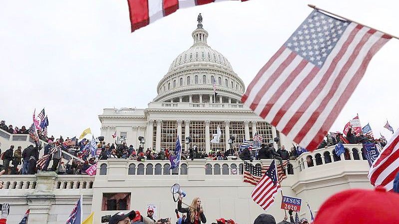 Unterstützer des damaligen US-Präsidenten Trump vor dem US-Kapitol am 6. Januar 2021. (Archivbild). Foto: Shafkat Anowar/AP/dpa