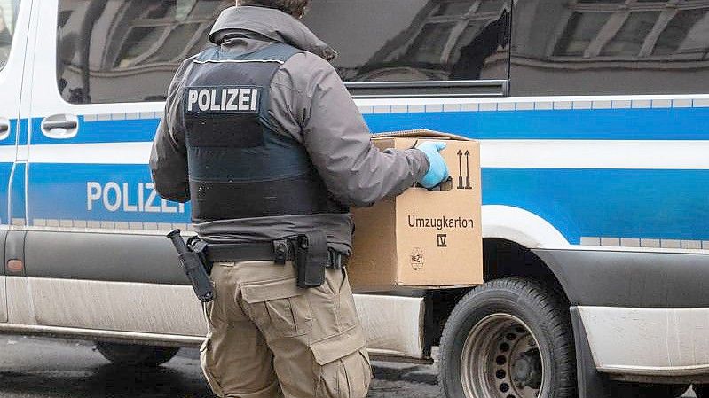 Ein Polizist Mitte Februar bei einer Razzia im Berliner Stadtteil Neukölln. Foto: Christophe Gateau/dpa