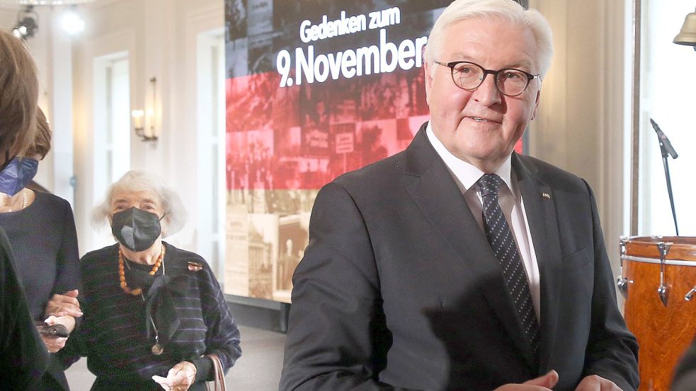 Bundespräsident Frank Walter Steinmeier hält den 9. November für „den deutschen Tag schlechthin“. Im Schloss Bellevue wurde des Beginns der Weimarer Republik, der Reichspogromnacht und des Mauerfalls gedacht. Foto: WOLFGANG KUMM