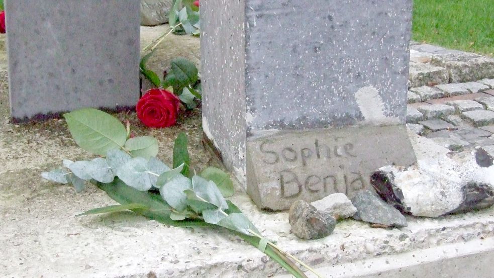 Jede der 13 Säulen erinnert an ein jüdisches Opfer aus Ihrhove. Auf dem Foto ist die Stele von Sophie Benjamin zusehen. Foto: Scherzer