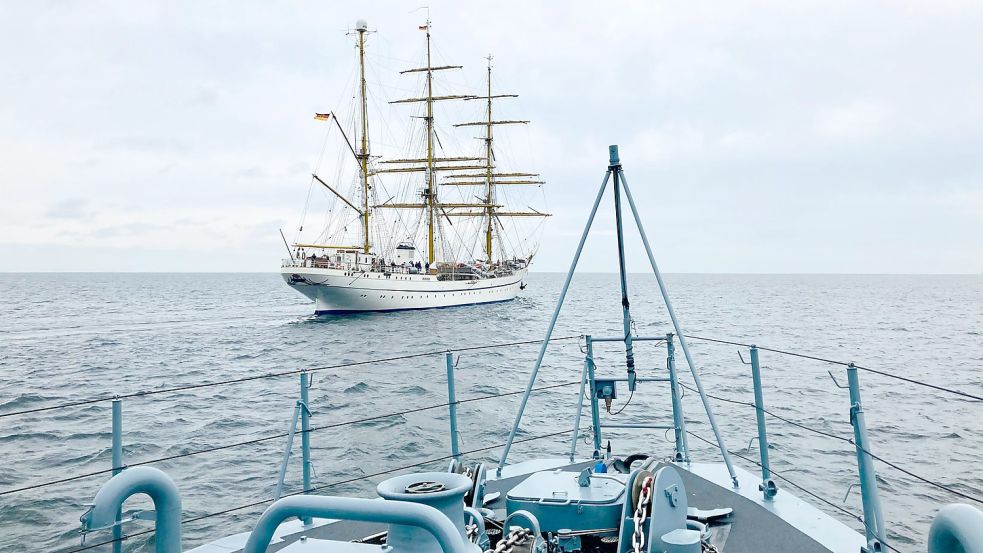 Kurs Heimat: Begleitet von der „Bad Rappenau“ ist die „Gorch Fock“ auf dem Weg nach Kiel. Foto: Karolina Meyer-Schilf