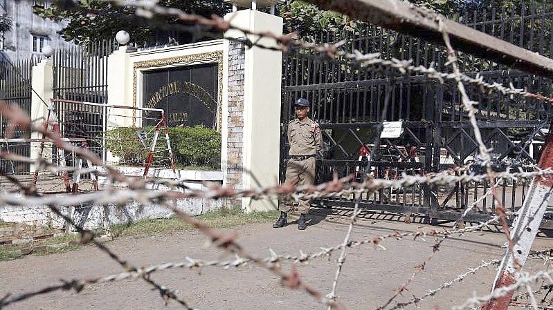 Wachpersonal steht vor dem Insein-Gefängnis in Yangon. Hier sitzt u.a. der amerikanische Journalist Danny Fenster. Foto: Nyein Chan Naing/EPA/dpa