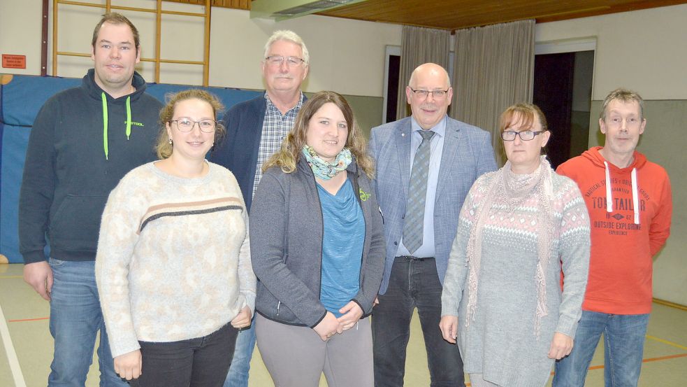 Andreas van Rahden (von links), Janika Malec, Karl Müller, Bettina Bruns-Meinders, Kai-Uwe Zeusel, Silke Berends-Rossi und Harald Meyer bilden den neuen Ortsrat in Klostermoor. Fotos: Weers