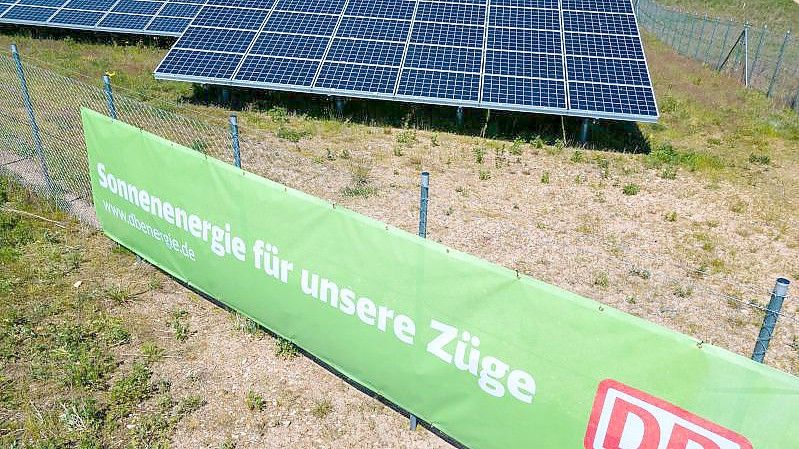 Der neue Photovoltaik-Park des Unternehmens Enerparc wird offiziell in Betrieb genommen. Die Unternehmen Enerparc und die Deutsche Bahn haben einen Stromliefervertrag über jährlich 80 Gigawattstunden abgeschlossen. Foto: Jens Büttner/dpa-Zentralbild/dpa